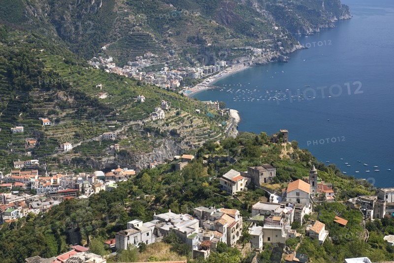 20093638 ITALY Campania Ravello View of the Amalfi coastline from the hillside town of Ravello
