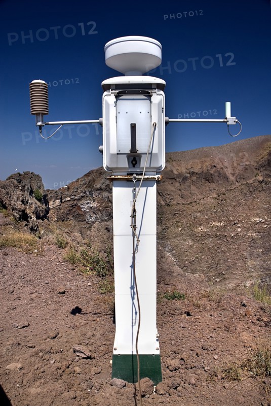 20093673 ITALY Campania Mount Vesuvius Perimeter of volcanic crater with seismic apparatus.