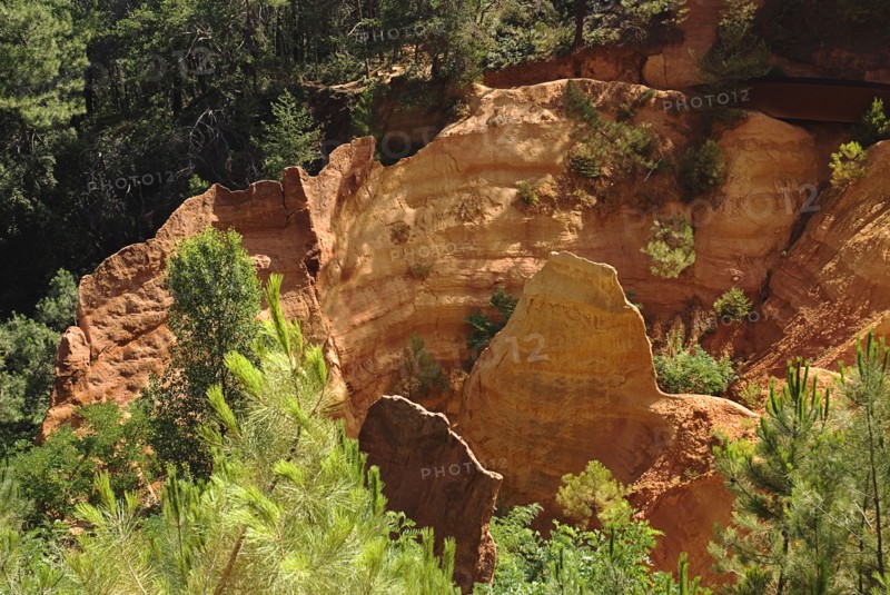 FRANCE, Provence Cote d’Azur, Le Sentier des Ocres (The Ochre Footpath) , A natural park of jagged ochre cliffs beside the village of Roussillon