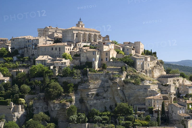 FRANCE, Provence Cote d’Azur, Vaucluse, Gordes.  Village situated on hilltop with sixteenth century chateau and church at top.