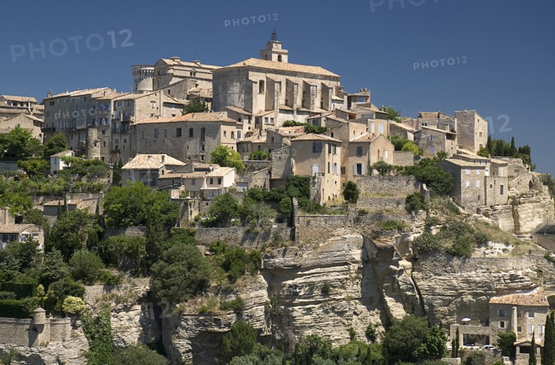 FRANCE, Provence Cote d’Azur, Vaucluse, Gordes.  Village situated on hilltop with sixteenth century chateau and church at top.