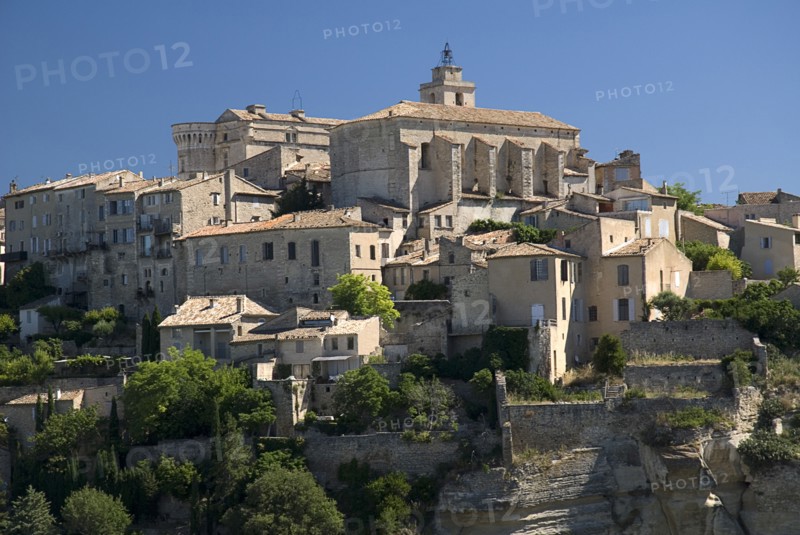 FRANCE, Provence Cote d’Azur, Vaucluse, Gordes.  Hilltop village with sixteenth century chateau and church.