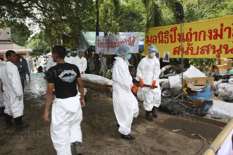 THAILAND, Phang Nga District, Takua Pa, "Tsunami. A body is taken to refridgerated containers after having had DNA taken from it, at the temple Wat Yan Yao on the 7th Jan."