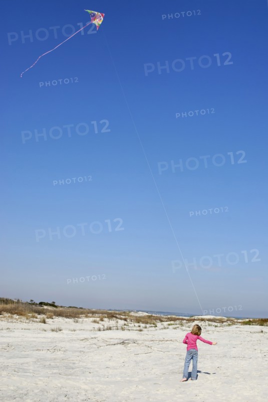 USA, Georgia, St. Simons Island, Young girl flying kite on the beach