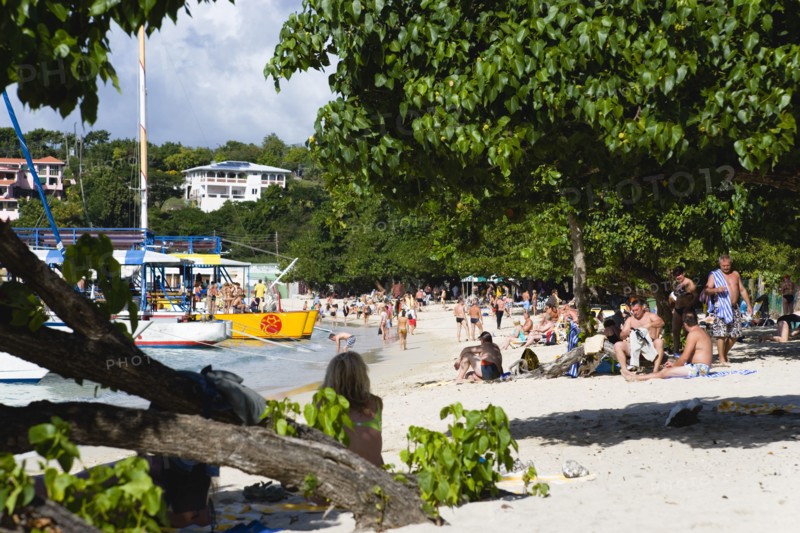 WEST INDIES, Grenada, St George, Crowds of tourists from cruise ships on BBC Beach in Morne Rouge Bay.
