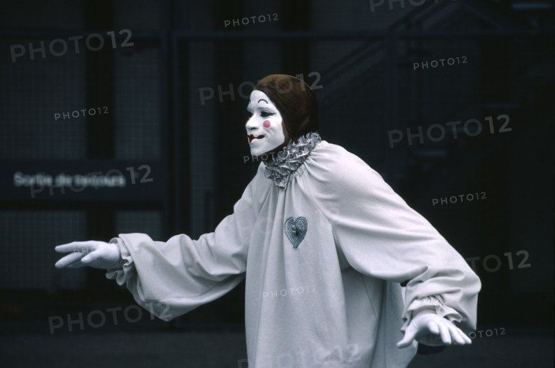 France, Ile de France, Paris, Mime artist dressed as a clown performing in Les Halles Beauborg outside the George Pompidou Centre.