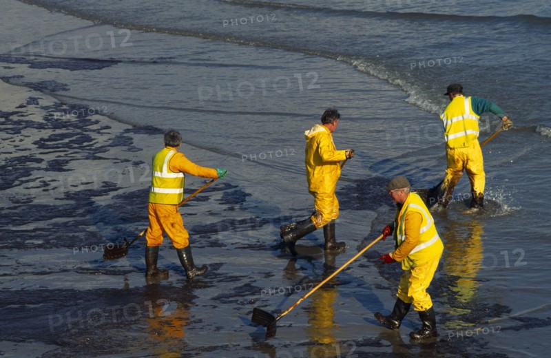 Wales, Pembrokeshire, Tenby, Workers clearing oil in Tenby Harbour from the Sea Empress spill.