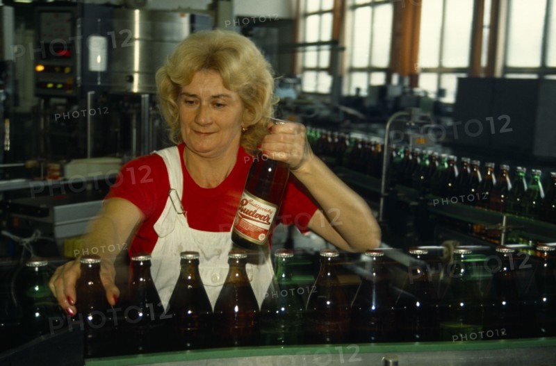 Czech Republic, Bohemia, Ceska Budejovice, woman working in Budweiser brewery bottling factory.