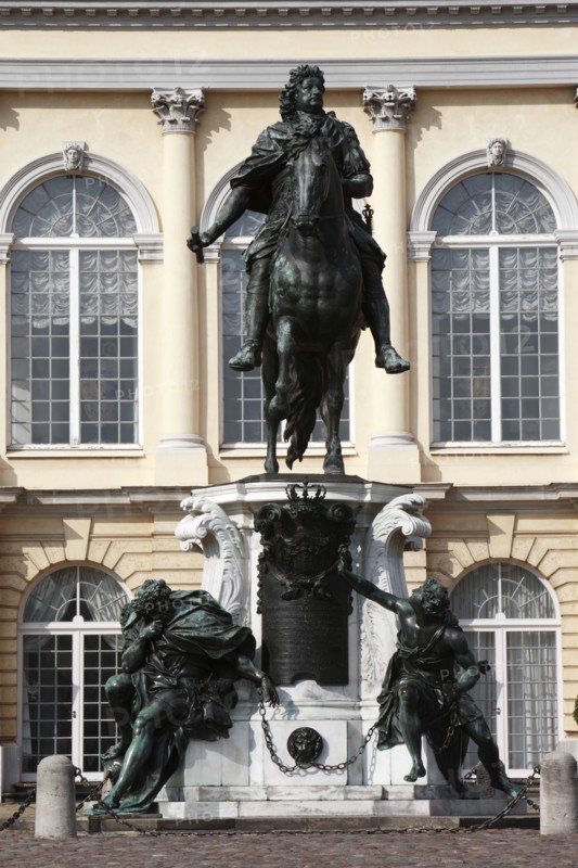 Germany, Berlin, statue of the Great Elector by Andreas Schluter in front of the Charlottenburg Palace.