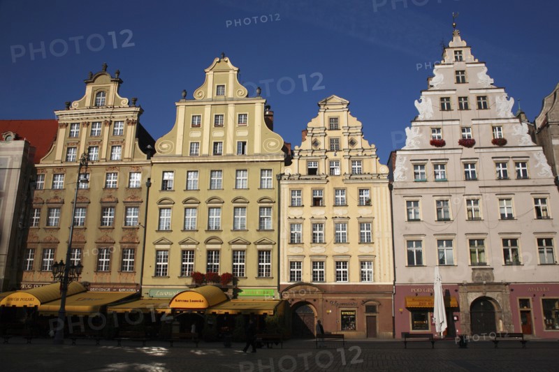 Poland, Wroclaw, Stare Miasto, Pastel coloured building facades in the Rynek main market square.