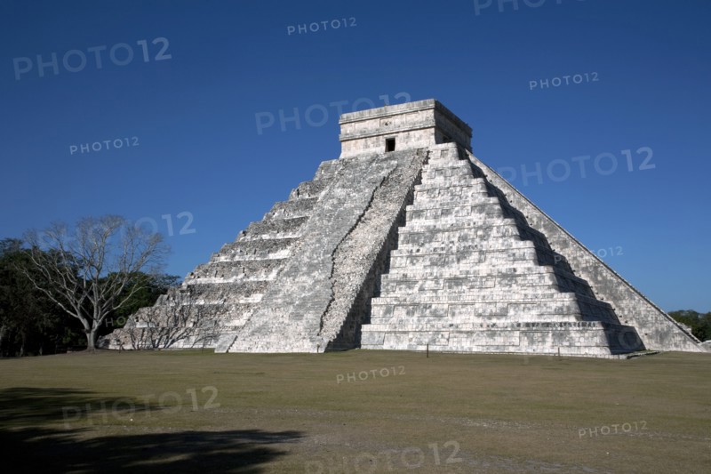 MEXICO,  Yucatan Peninsula, Chichen Itza, Archeological Sites Main Pyramid Known As El Castillo Or Kukulcan.