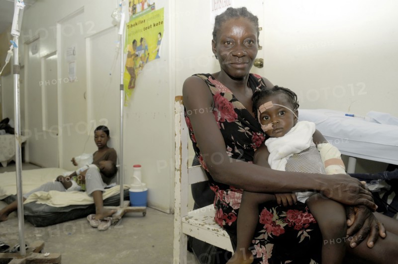 Haiti, Isla de Laganave, Mother and Daughter in makeshift hospital post eargthquake.