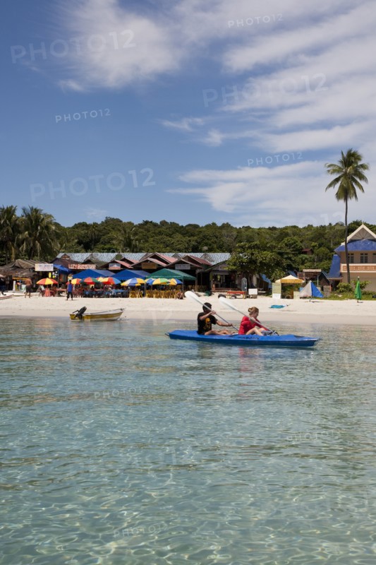 Malaysia, Pulau Perhentian Kecil, Terrengganu coast with two people canoeing close to beach.
