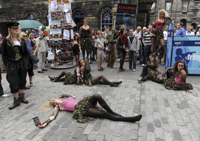 Scotland, Lothian, Edinburgh Fringe Festival of the Arts 2010, Street performers and crowds on the Royal Mile.