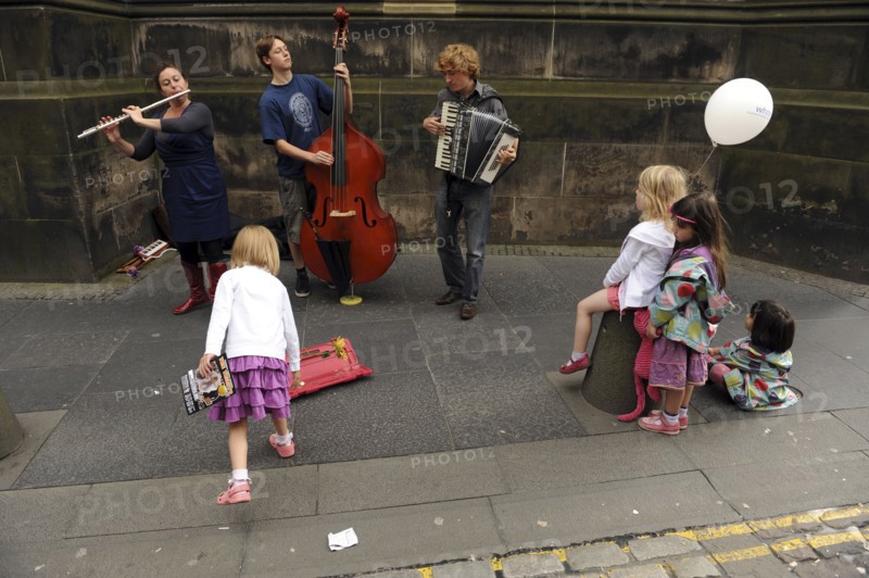 Scotland, Lothian, Edinburgh Fringe Festival of the Arts 2010, Street performers and crowds on the Royal Mile.