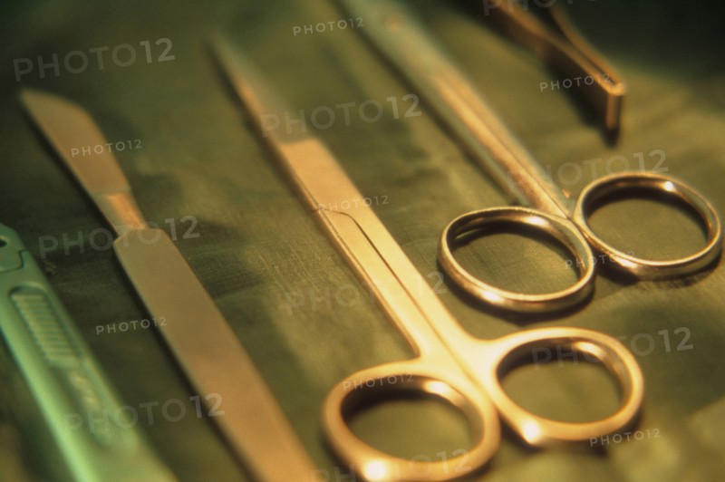 Surgeons tools. Scalpel hemostats. Accuracy Accurate Clean Cleanliness Close Up Close-Up Health Healthcare Hemostat Hemostats Hygiene Hygienic Medicine No One No People Nobody Precise Precision Scalpel Scalpels Scissor Scissors Studio hospital surgeon tool tools Medical Surgery Surgical Instruments 1 Single unitary