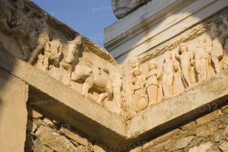 Selcuk, Izmir Province, Turkey. Ephesus. Detail of carved wall frieze in ancient ruined city of Ephesus on the Aegean sea coast. Turkey Turkish Eurasia Eurasian Europe Asia Turkiye Izmir Province Selcuk Ephesus Ruin Ruins Roman Column Columns Facde Ancient Architecture Masonry Rock Stone Carving Carved Frieze Destination Destinations European History Historic Middle East South Eastern Europe Water Western Asia