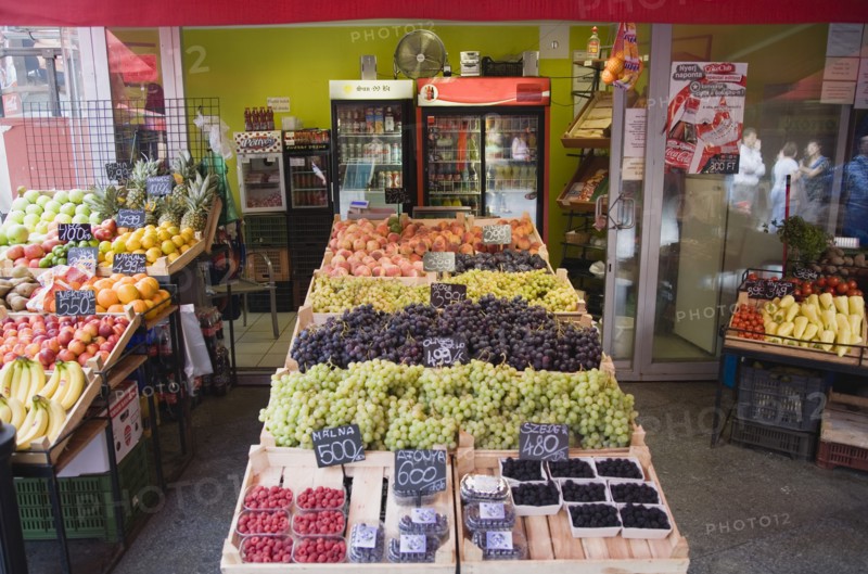 Budapest, Pest County, Hungary. Fruit and vegetable stall at the rail terminus Budapest Nyugati palyaudvar. Hungary Hungarian Europe European East Eastern Buda Pest Budapest City Nagy Vasarcsarnok Central Market markets Fruit Veg Vegetable Vegetables Stall Shop Store Palyaudvar Destination Destinations Eastern Europe