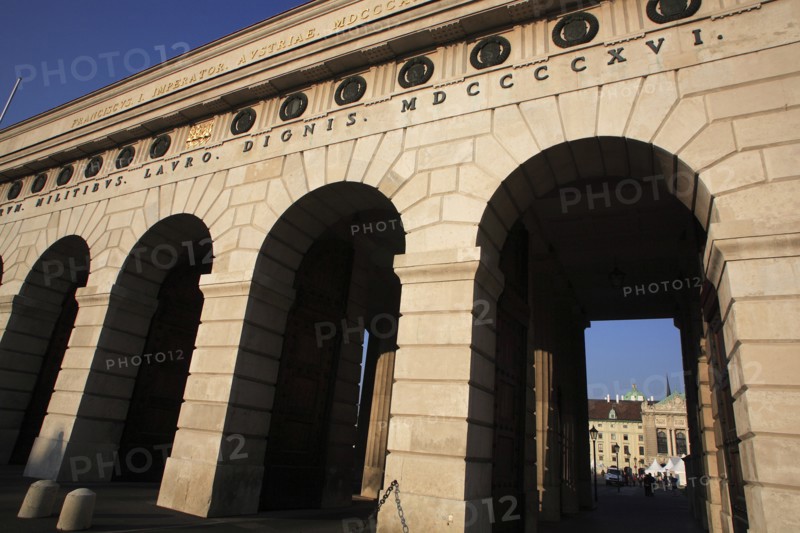 Heldendenkmal Burgtor colonnaded archways. Photo : Bennett Dean