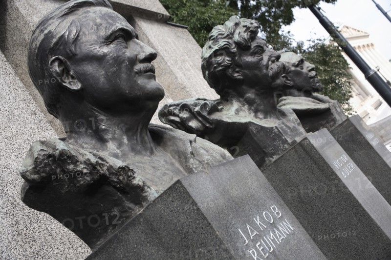 Monument of the Republic with the busts of Jakob Reumann Victor Adler and Ferdinand Hanusch. Photo: Bennett Dean
