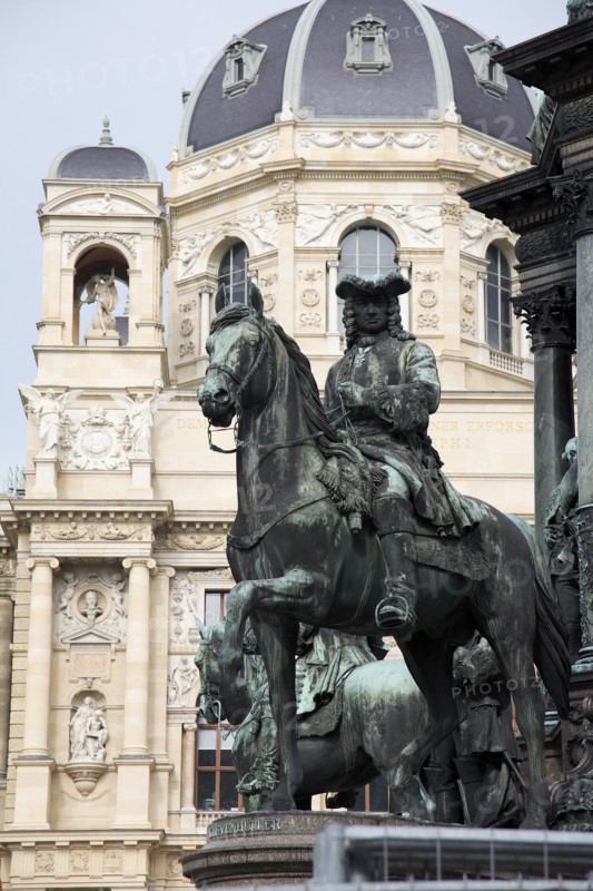 Equestrian statue on Maria Therisia Platz with the Natural History Museum in the background. Photo : Bennett Dean