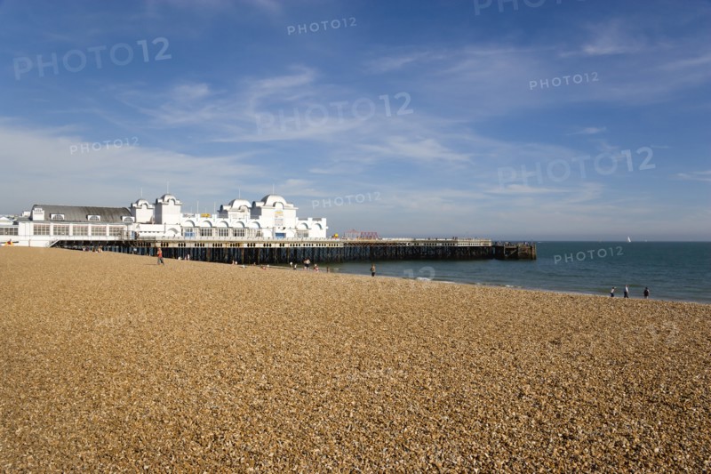 South Parade Pier built in 1908 on the seafront in Southsea with the pebble shingle beach. Photo : Paul Seheult