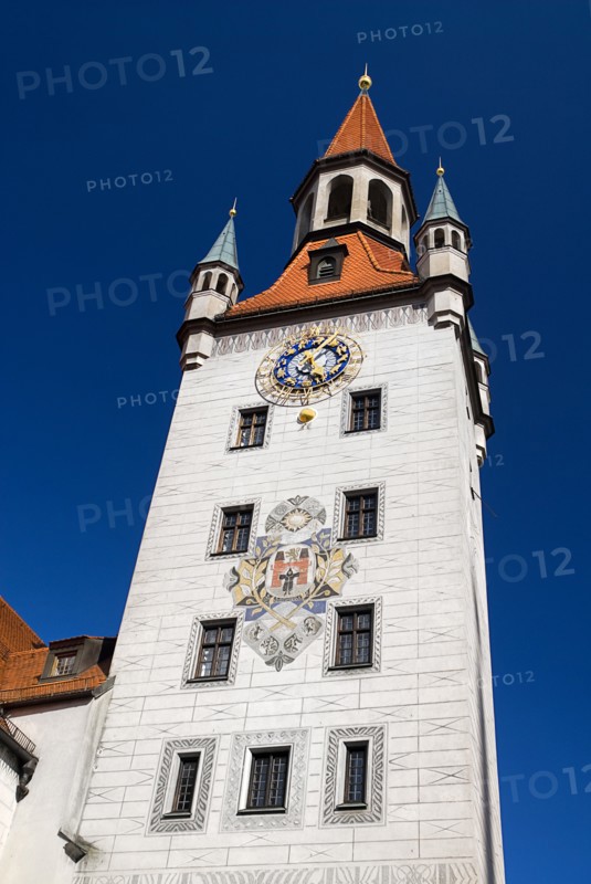 Marienplatz. Altes Rathaus or Old Town Hall. Original building dating from the fifteenth century with baroque facade added in the seventeenth century. Detail of clock tower. Photo : Hugh Rooney