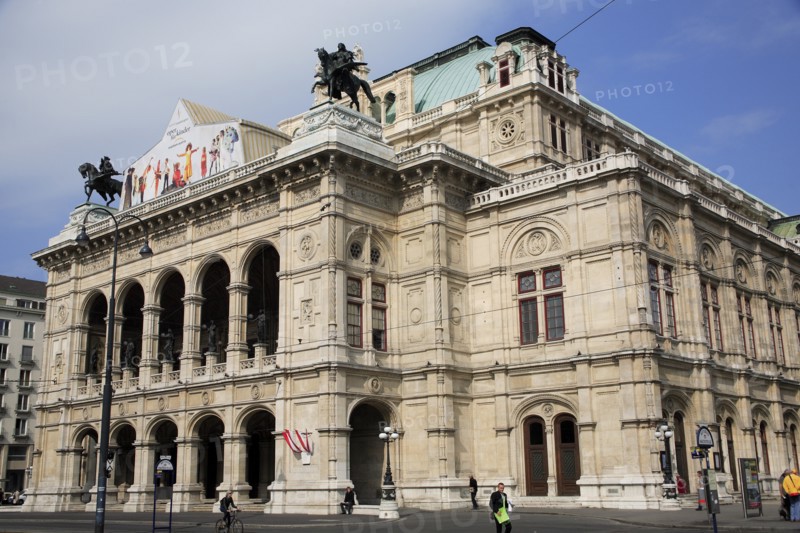 The State Opera House exterior facade. Photo : Bennett Dean