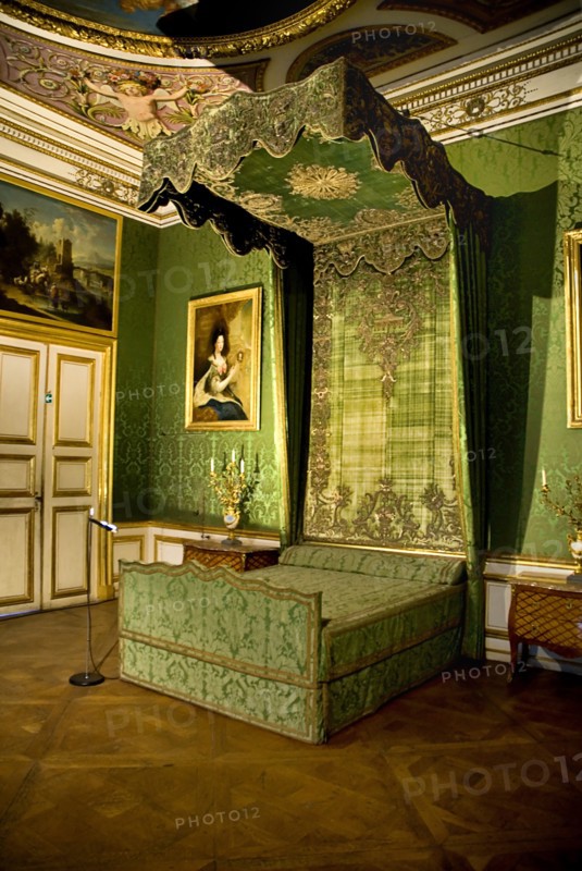 Nymphenburg Palace. Interior of the Apartment of the Electress the bedroom. Bed with green drapes and canopy and baroque decoration. Photo: Hugh Rooney