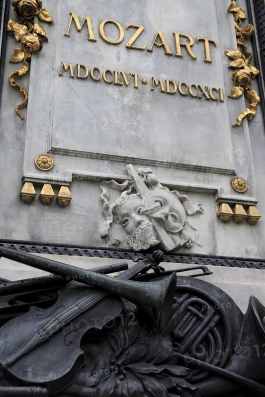 Detail of inscription and decoration at the base of the statue of Mozart in the Burggarten. Photo : Bennett Dean