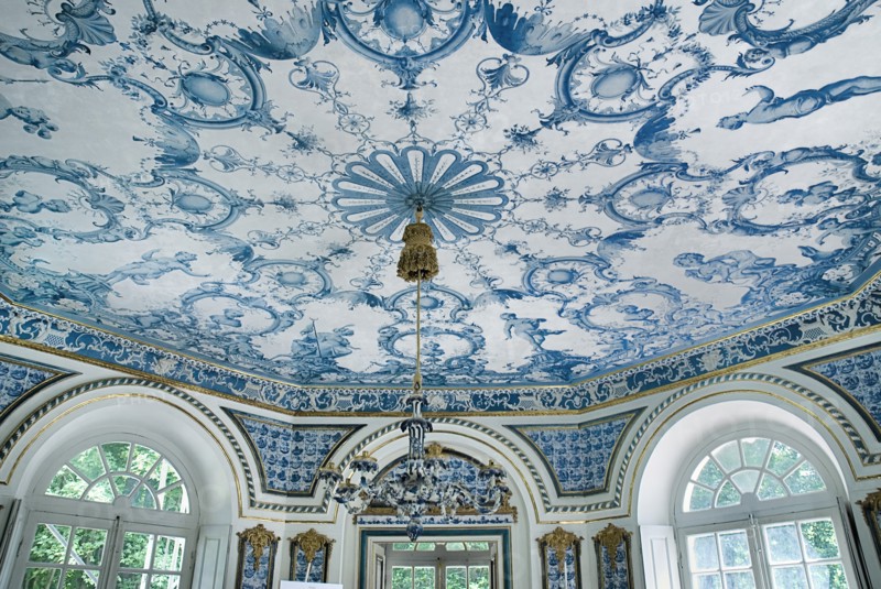 Nymphenburg Palace the Pagodenburg. Interior of elegant pavilion for royal relaxation with over 2000 blue and white painted Dutch tiles decorating the walls and ceiling. Photo : Hugh Rooney