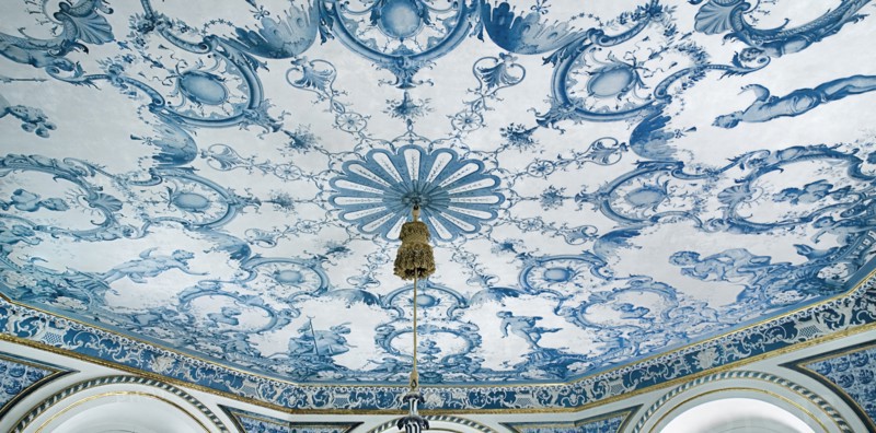 Nymphenburg Palace the Pagodenburg. Interior detail of elegant pavilion for royal relaxation with over 2000 blue and white painted Dutch tiles decorating the walls and ceiling. Photo: Hugh Rooney