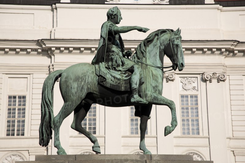 Equestrian statue of Emperor Josef II in the courtyard of the Spanish riding school. Photo : Bennett Dean