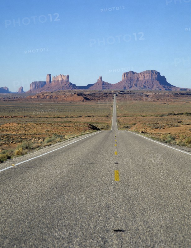 Road leading to the horizon. Photo : Adina Tovy - Amsel