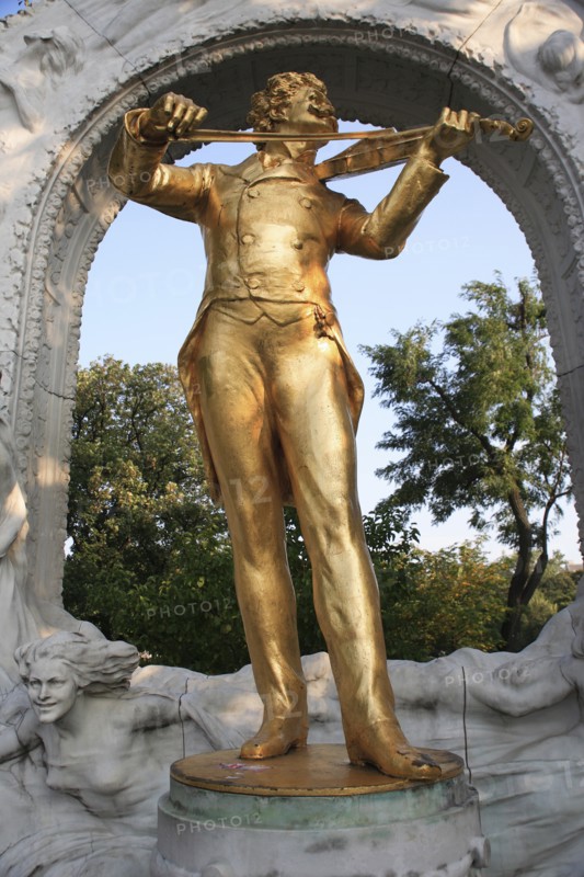 Statue of Johann Strauss in the Stadt Park framed by stone arch. Photo : Bennett Dean