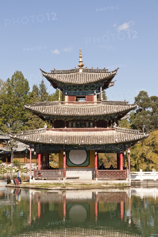 Deyue pavilion and Black Dragon Pool. Photo : Mel Longhurst