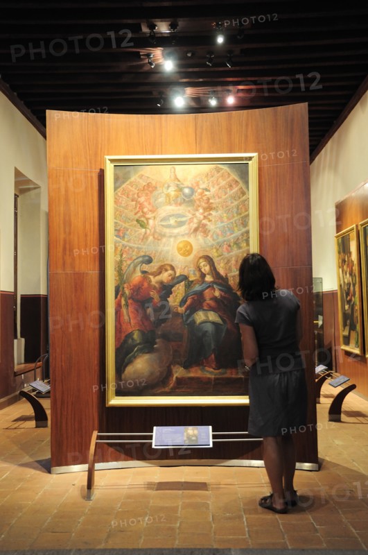 Mexico, Bajio, Zacatecas, Tourist looking at the Anuncion by Cristobel de Villalpondo in the Monastery Museum of Guadalupe. 
Photo : Nick Bonetti