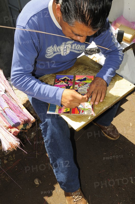 Mexico, Puebla, Cholula, Artist making reed paintings. 
Photo : Nick Bonetti