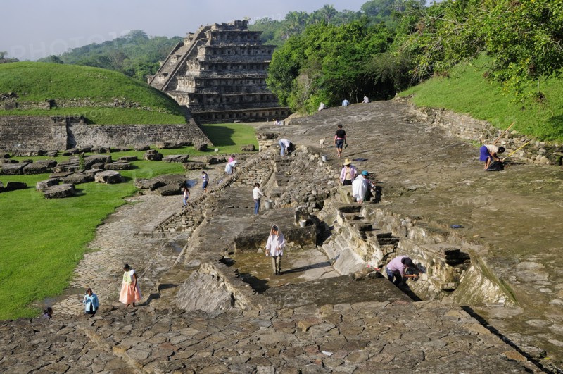 Mexico, Veracruz, Papantla, El Tajin archaeological site Archaeologists at work at Tajin Chico with Pyramide de lo Nichos beyond. 
Photo : Nick Bonetti