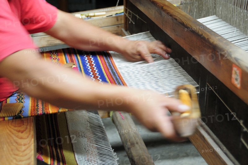 Mexico, Oaxaca, Carpet weaving at La Mano Magica by Tomas Mendoza. 
Photo : Nick Bonetti