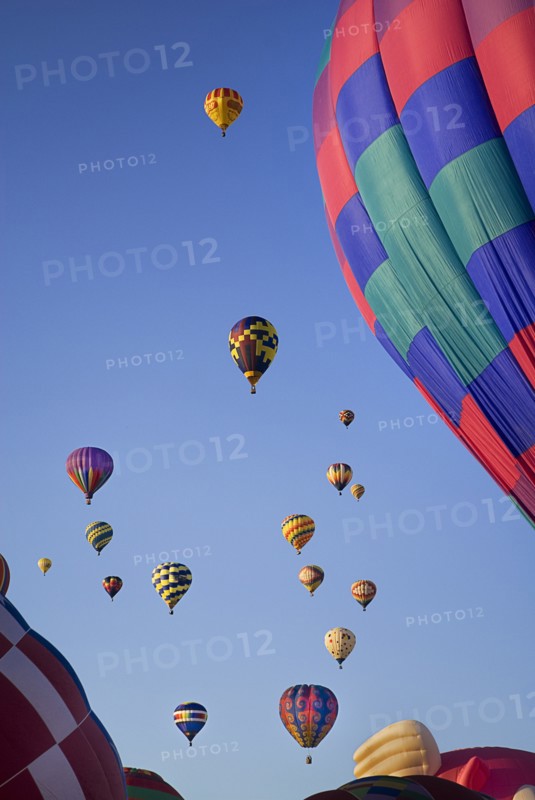 USA, New Mexico, Albuquerque, Annual balloon fiesta. Colourful hot air balloons. 
Photo : Hugh Rooney