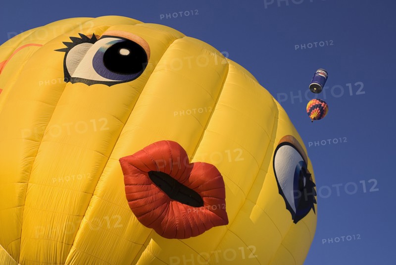 USA, New Mexico, Albuquerque, Annual balloon fiesta colourful hot air balloons. 
Photo : Hugh Rooney