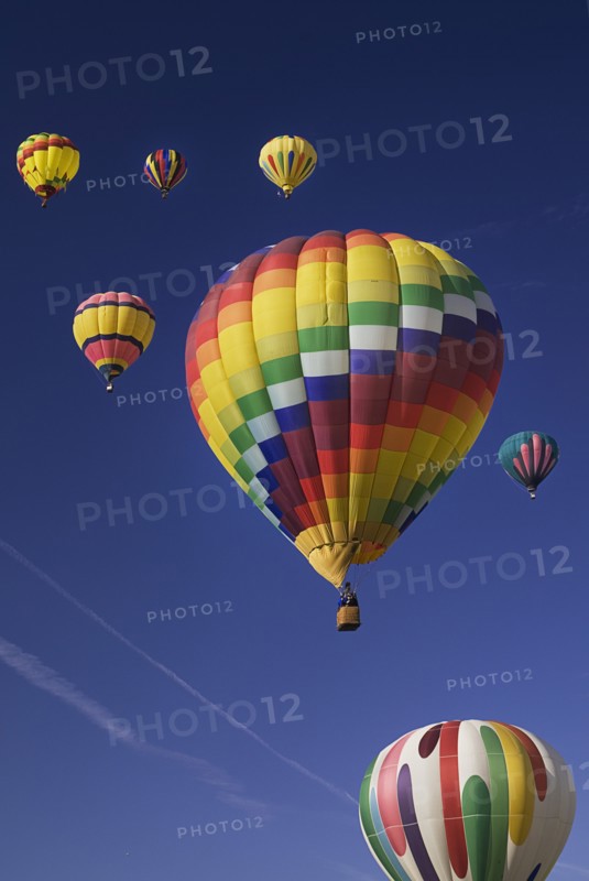 USA, New Mexico, Albuquerque, Annual balloon fiesta colourful hot air balloons in flight. 
Photo : Hugh Rooney