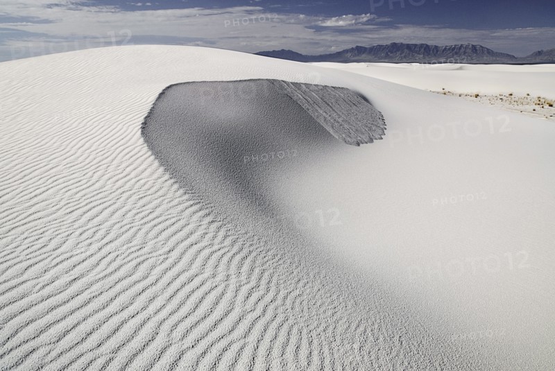 USA, New Mexico, Otero County, White Sands National Monunment. Landscape of white wind rippled sand dune. 
Photo : Hugh Rooney