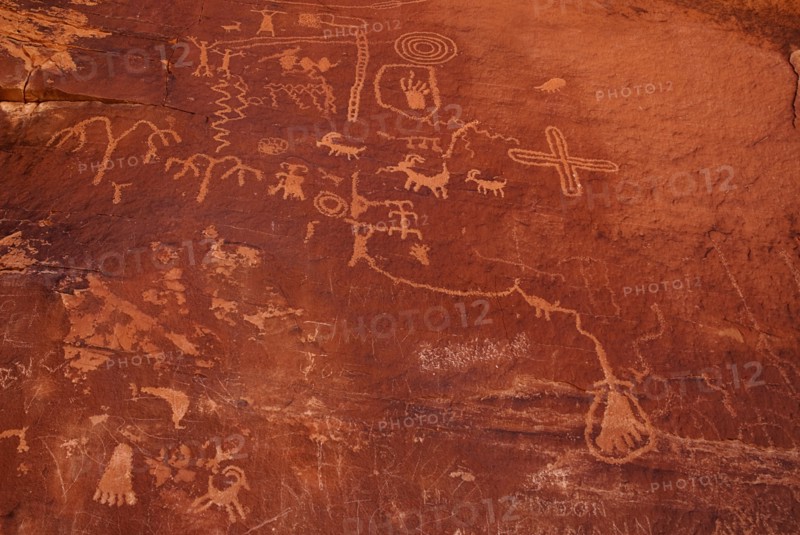 USA, Nevada, Valley of Fire State Park, Petroglyph carved into red rock. 
Photo : Hugh Rooney