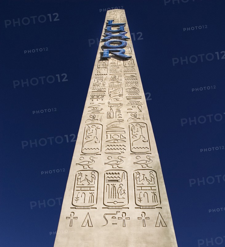 USA, Nevada, Las Vegas, The Strip exterior of the Luxor hotel and casino. Angled view of obelisk against a blue sky. 
Photo : Hugh Rooney