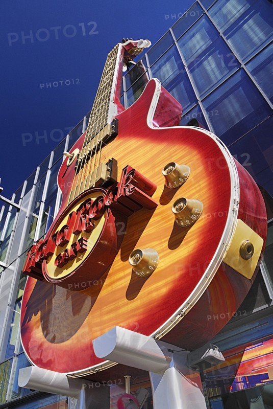 USA, Nevada, Las Vegas, The Strip exterior of the Hard Rock Cafe with detail of guitar sign. 
Photo : Hugh Rooney