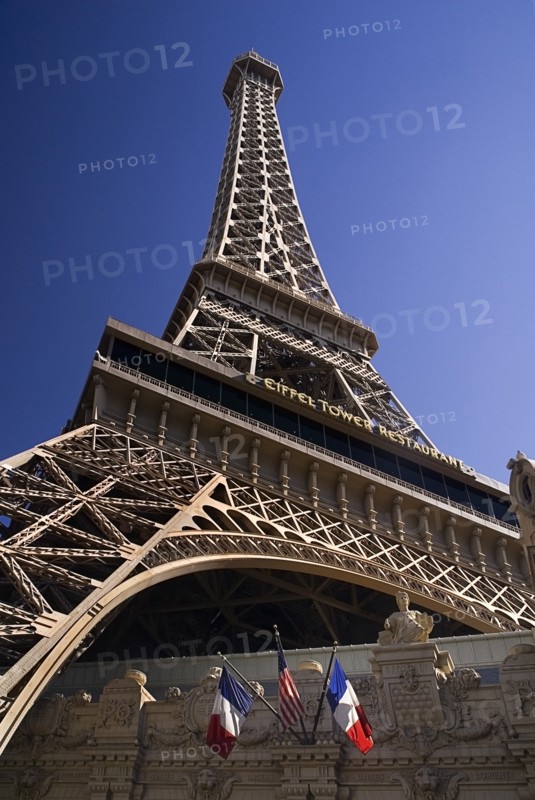 USA, Nevada, Las Vegas, The Strip replica Eiffel tower at the Paris hotel and casino. 
Photo : Hugh Rooney