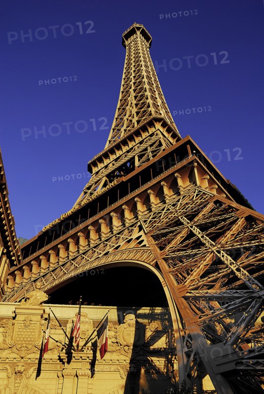 USA, Nevada, Las Vegas, The Strip replica Eiffel tower at the Paris hotel and casino. 
Photo : Hugh Rooney