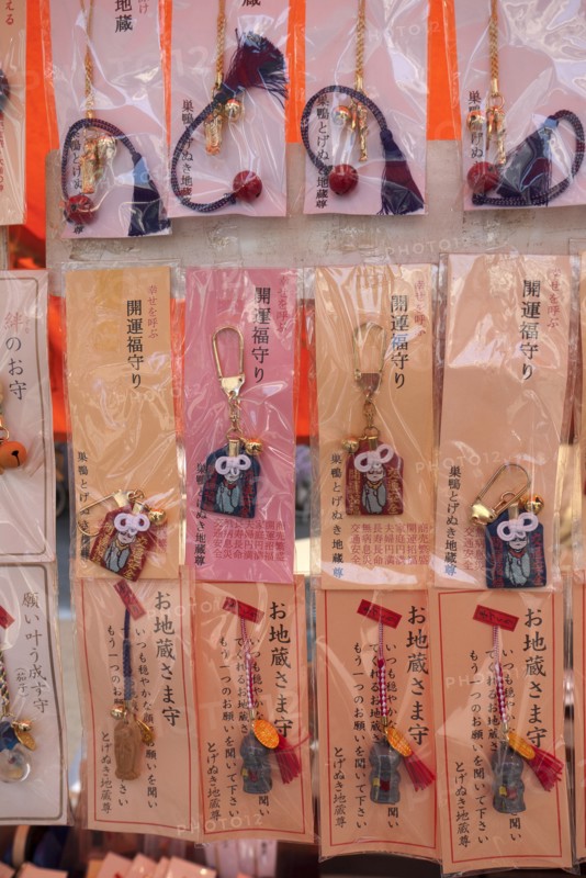 Japan, Honshu, Tokyo, Ginza. Display of keyrings and necklaces for sale. 
Photo : Jon Burbank
